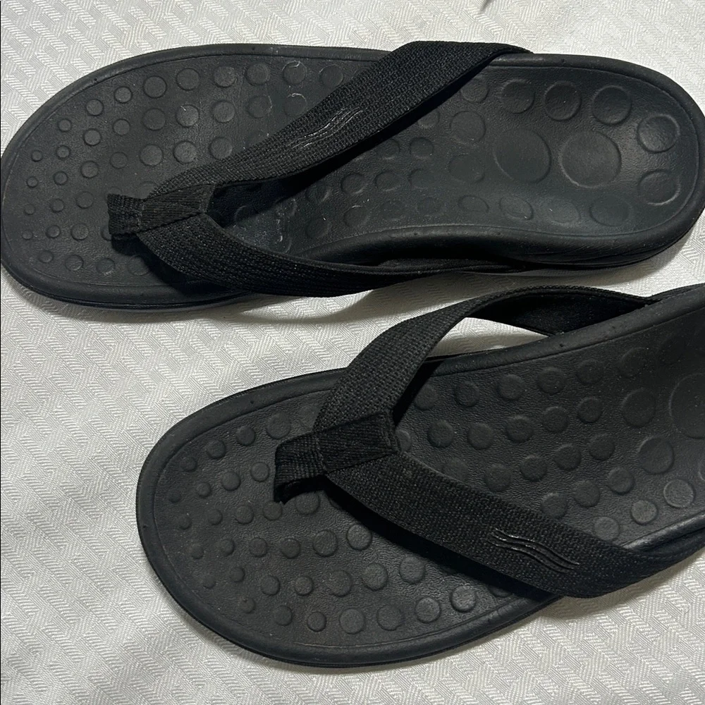 Vionic Wave 44 Black Flip-Flops 7 / 8 - Picture 7 of 15